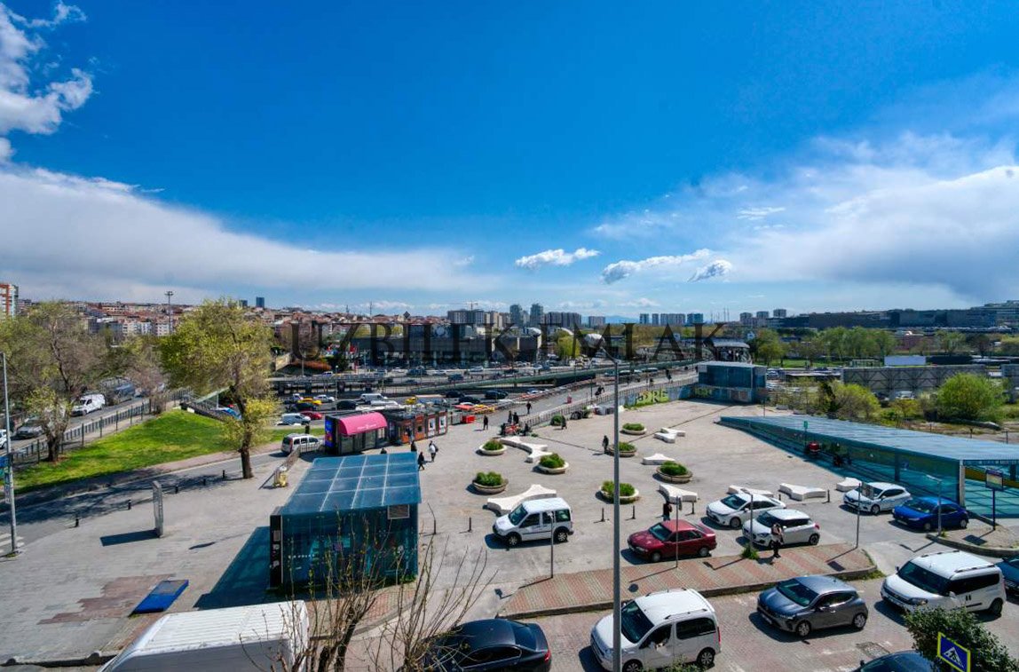 MERTER MERKEZDE E-5'E CEPHELİ KİRALIK BÜRO OFİSE UYGUN DAİRE