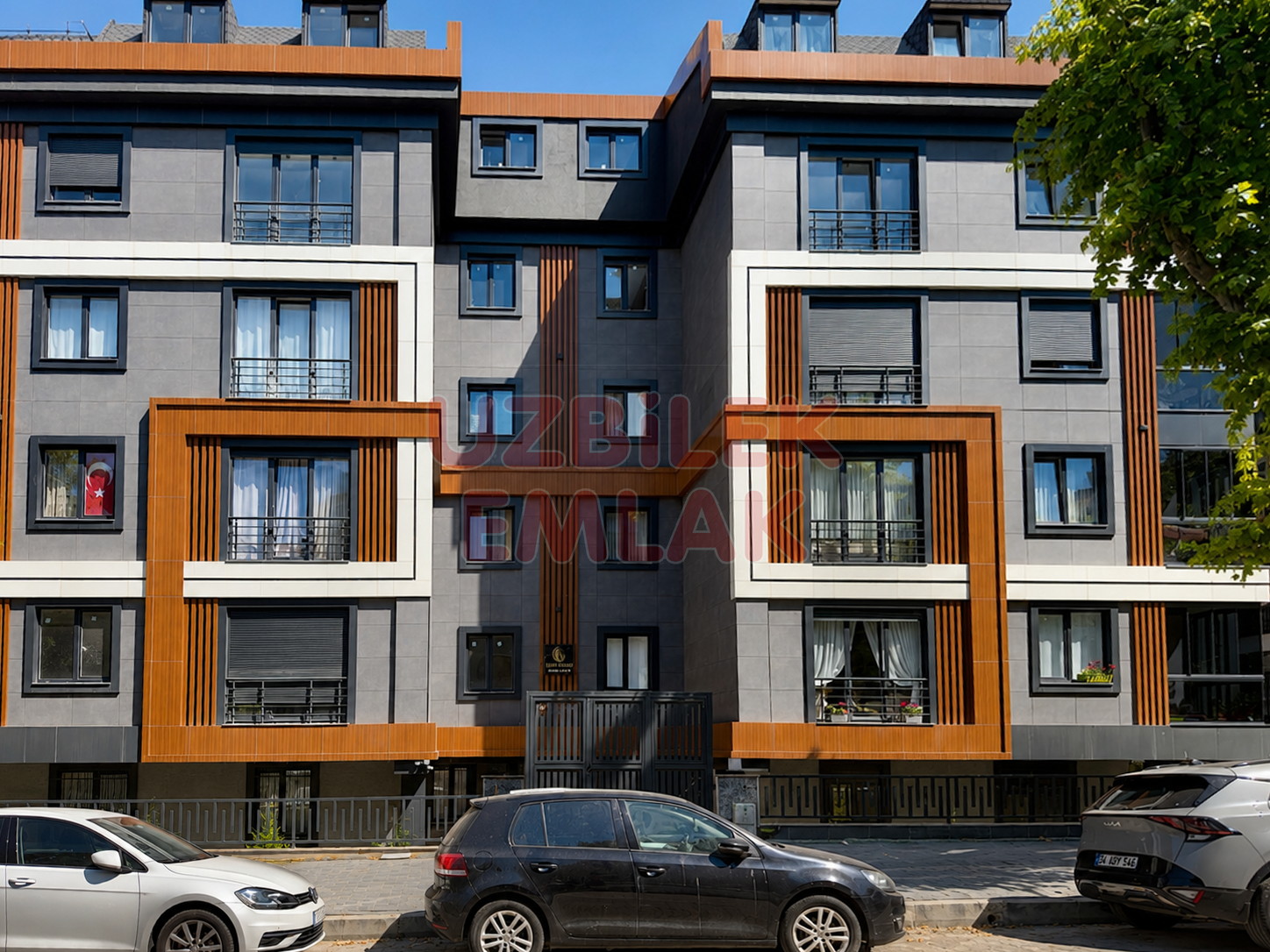 Bahçelievler'de Kapalı Otoparklı Sıfır 2+1 Giriş Katı