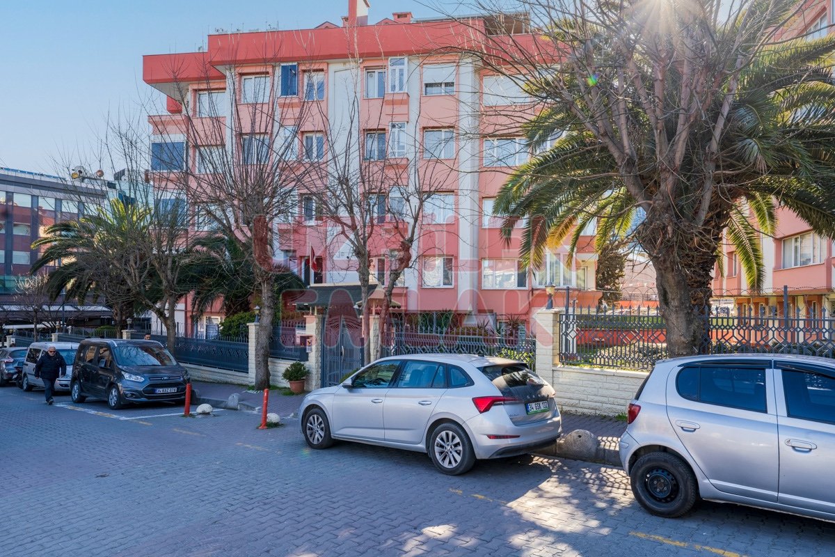 Bahçelievler Kadir Has AVM Karşısı Güvenlikli Sitede 4+1 Geniş Kiralık Daire